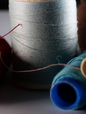 İplik dikme çok renkli arkaplan yakın plan, seçici odak, makro