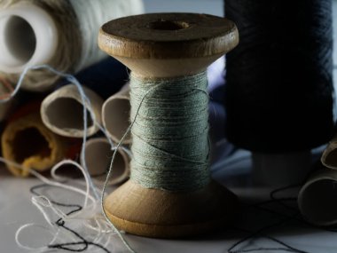 İplik dikme çok renkli arkaplan yakın plan, seçici odak, makro