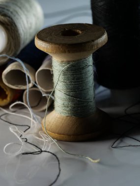 İplik dikme çok renkli arkaplan yakın plan, seçici odak, makro