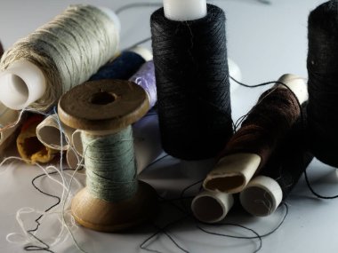 İplik dikme çok renkli arkaplan yakın plan, seçici odak, makro