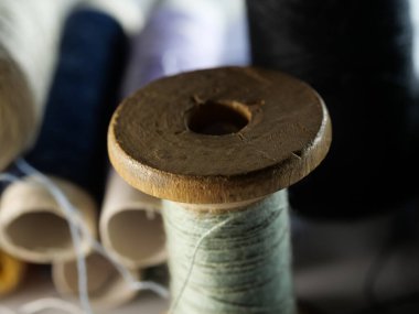 İplik dikme çok renkli arkaplan yakın plan, seçici odak, makro