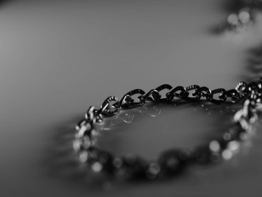 Beyaz arkaplanda kolye zinciri, seçici odak, makro