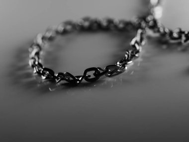 Beyaz arkaplanda kolye zinciri, seçici odak, makro