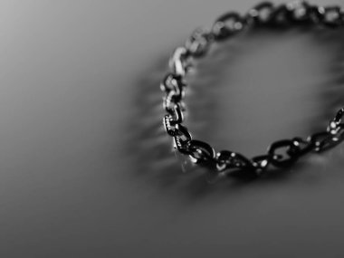 Beyaz arkaplanda kolye zinciri, seçici odak, makro