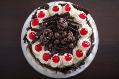 Çikolatalı kek krem ve kiraz. 