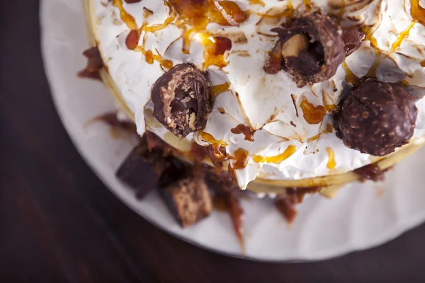 Vista aérea del pastel de merengue con chocolate, caramelo y chocolates rellenos — Foto de Stock