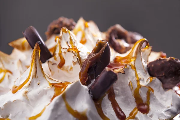 Pastel de merengue de primer plano con chocolate, caramelo y chocolates llenos — Foto de Stock