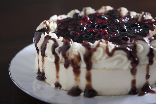 Pastel con bayas frescas y crema, primer plano . — Foto de Stock