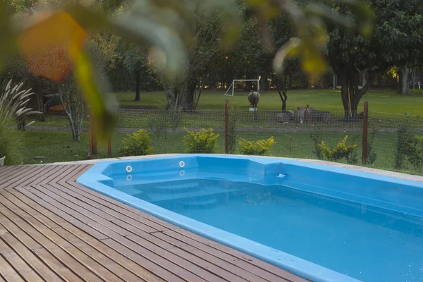 Residência com piscina e deck — Fotografia de Stock