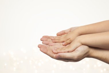 Baba ve oğul Noel ışıkları özgeçmişlerine elele.