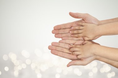 Baba ve oğul Noel ışıkları özgeçmişlerine elele.