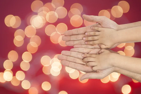 Padre e figlio che si tengono per mano su sfondo luci di Natale . — Foto Stock