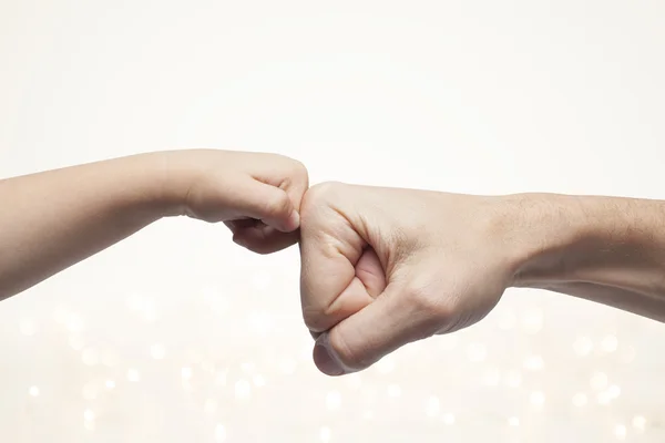 Vater und Sohn schlagen Fäuste für Einigung über Weihnachtsbeleuchtung. — Stockfoto