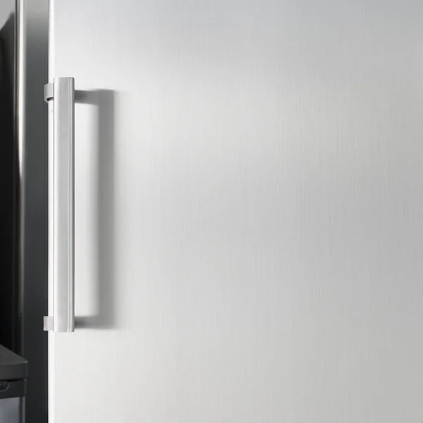 Silberne Kühlschranktür mit Griff, mit Freiraum für Text — Stockfoto