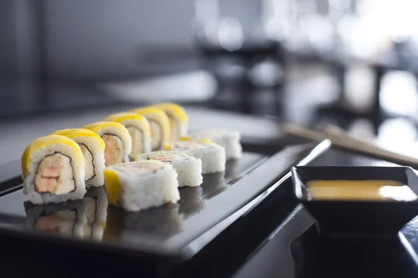 Rolos de sushi com salmão frito — Fotografia de Stock