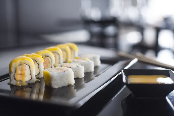 Rolos de sushi com salmão frito — Fotografia de Stock