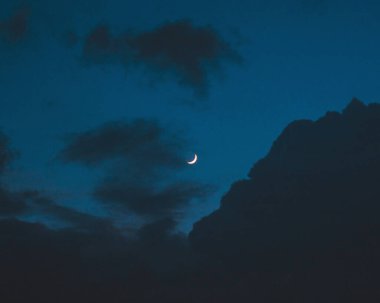 Gökyüzünde ay olan gece arkaplanı