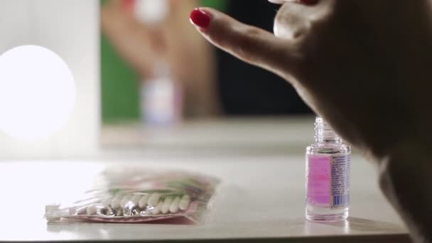 若いヨーロッパの女の子が爪にニスを塗り — ストック動画