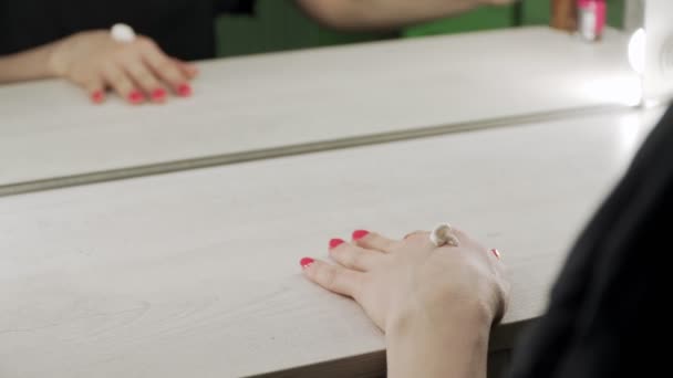Ein junges europäisches Mädchen beschmiert ihre Hände mit Sahne — Stockvideo