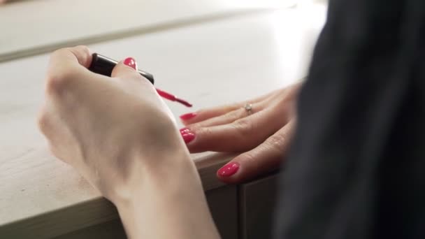 Una joven europea se pinta las uñas con esmalte de uñas rosa — Vídeos de Stock