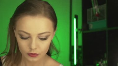 Genç Avrupalı kadın randevusundan önce evde makyaj yapıyor.