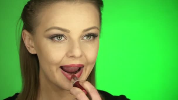 Jong europees vrouw schildert lippen met rode lippenstift — Stockvideo