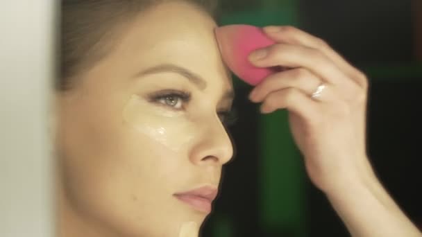 Młoda Europejka robi makijaż przed randką — Wideo stockowe