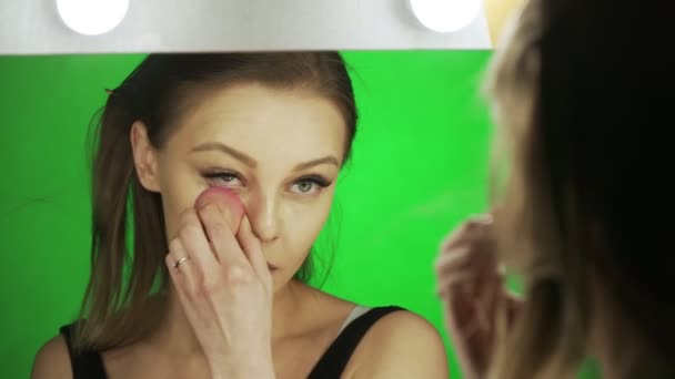 Una joven europea se maquilla antes de una cita — Vídeo de stock