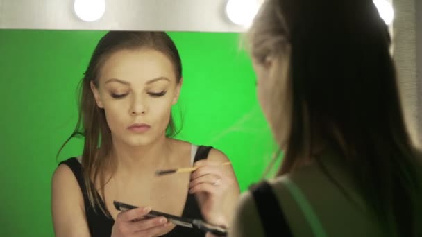 Ung europæisk pige gør sig til en make-up før en date – Stock-video