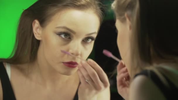 Jovem mulher europeia fazendo maquiagem em casa antes de um encontro — Vídeo de Stock