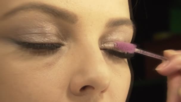 Giovane donna europea che fa il make-up a casa prima di un appuntamento — Video Stock