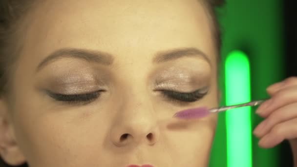 Giovane donna europea che fa il make-up a casa prima di un appuntamento — Video Stock