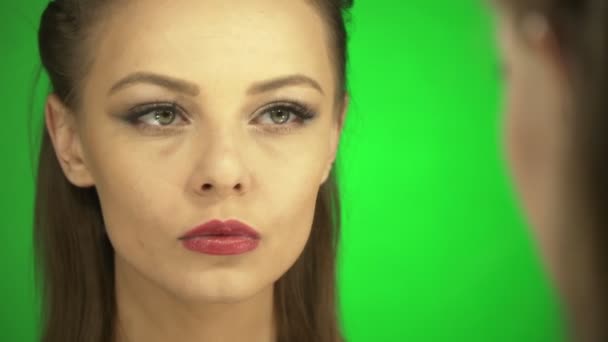 Jong europees vrouw doen make-up thuis voor een date — Stockvideo