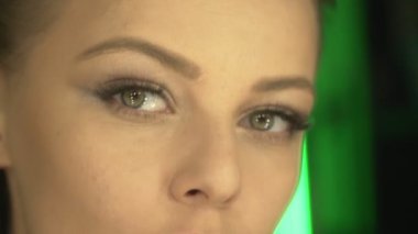 Avrupalı genç bir kızın yakın çekimi.