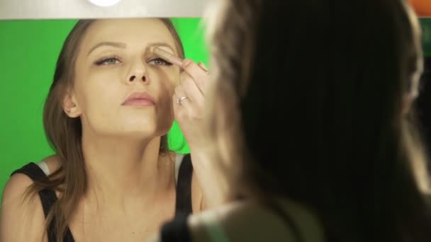 Una joven europea hace un maquillaje en casa — Vídeos de Stock