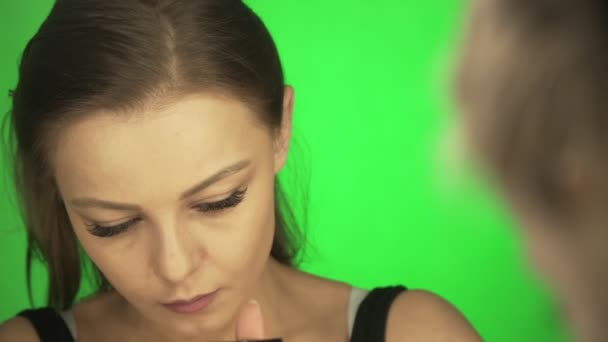 Ein junges europäisches Mädchen schminkt sich zu Hause — Stockvideo