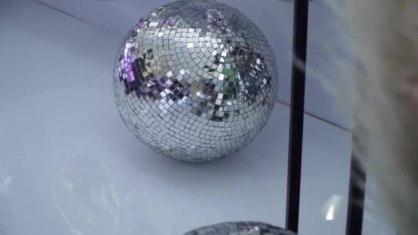 Tre palle da discoteca si trovano sul pavimento bianco a una festa aziendale — Video Stock