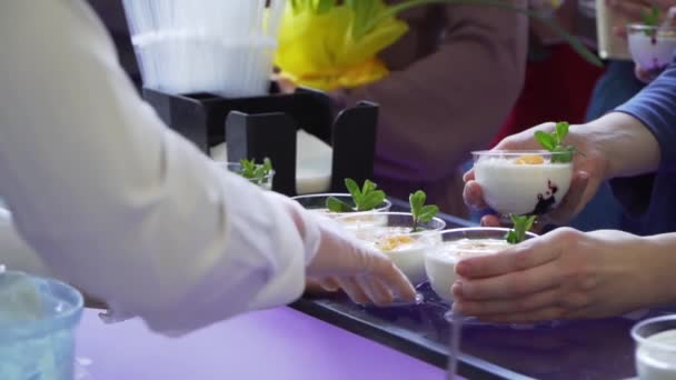 Μερίδες του παγωτού με διακοσμήσεις είναι στο μπαρ σε κύπελλα — Αρχείο Βίντεο