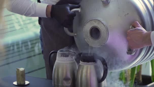 Zwei Barkeeper gießen bei einer Firmenparty Trockeneis in einen Metallkrug — Stockvideo
