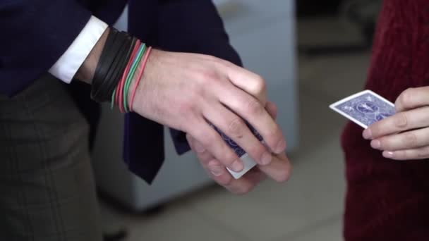 Kağıt oynayarak hile yapan takım elbiseli bir sihirbazın elleri. — Stok video