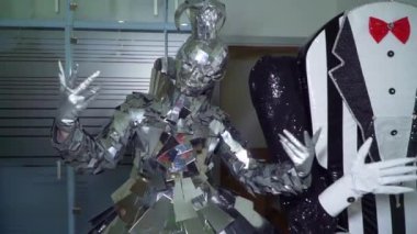 Şirket partisinde aynalı takım elbiseli bir animatör.