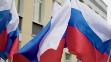 Rusya 'nın bayrakları rüzgarda dalgalanıyor