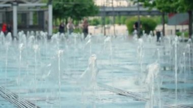 Sıcak bir yaz gününde asfaltta çeşmeler