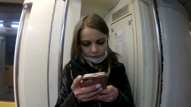 Avrupalı bir kız Moskova metrosuna biniyor. — Stok video