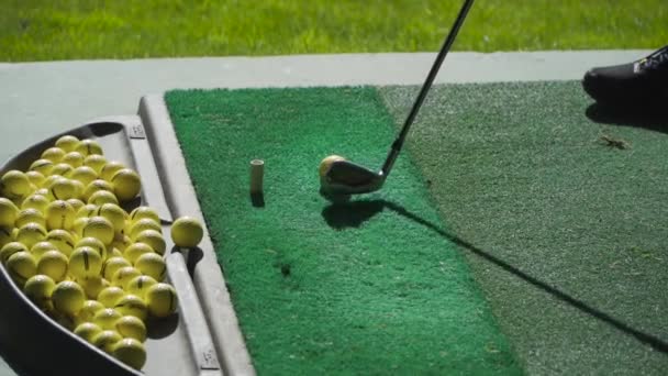 Een man die in een golfclub speelt — Stockvideo