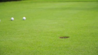 Golf topu deliğe mükemmel bir şekilde çarptı.
