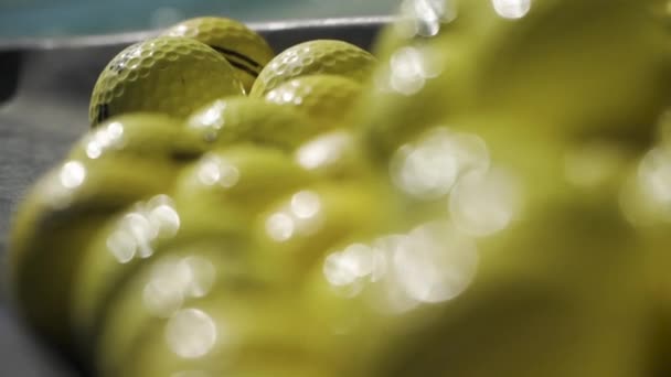 Un montón de bolas de golf amarillo — Vídeos de Stock