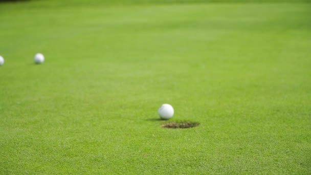 Golfbollen träffar hålet perfekt — Stockvideo