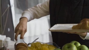 Garson açık büfe servis ediyor.