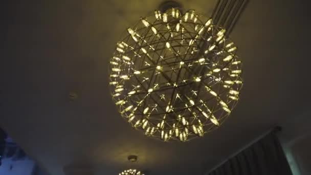 Un insolito lampadario a forma di palla in una sala da concerto — Video Stock